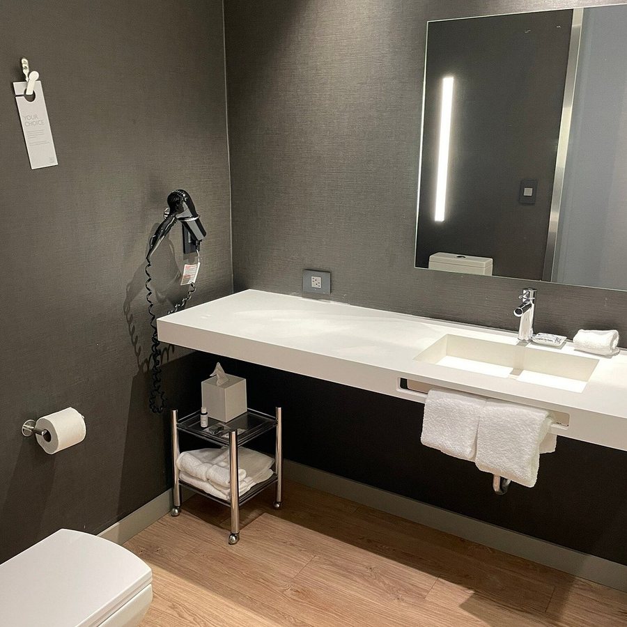 AC Hotel by Marriott Tampa Airport — Bathroom