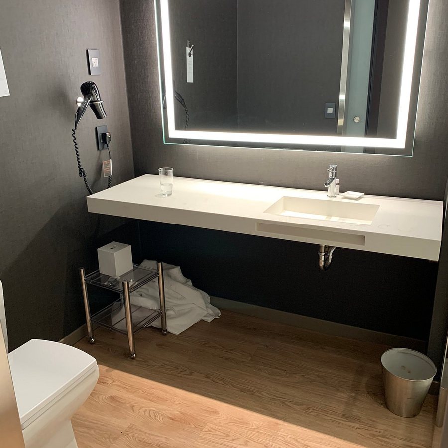 AC Hotel Chapel Hill Downtown — Bathroom