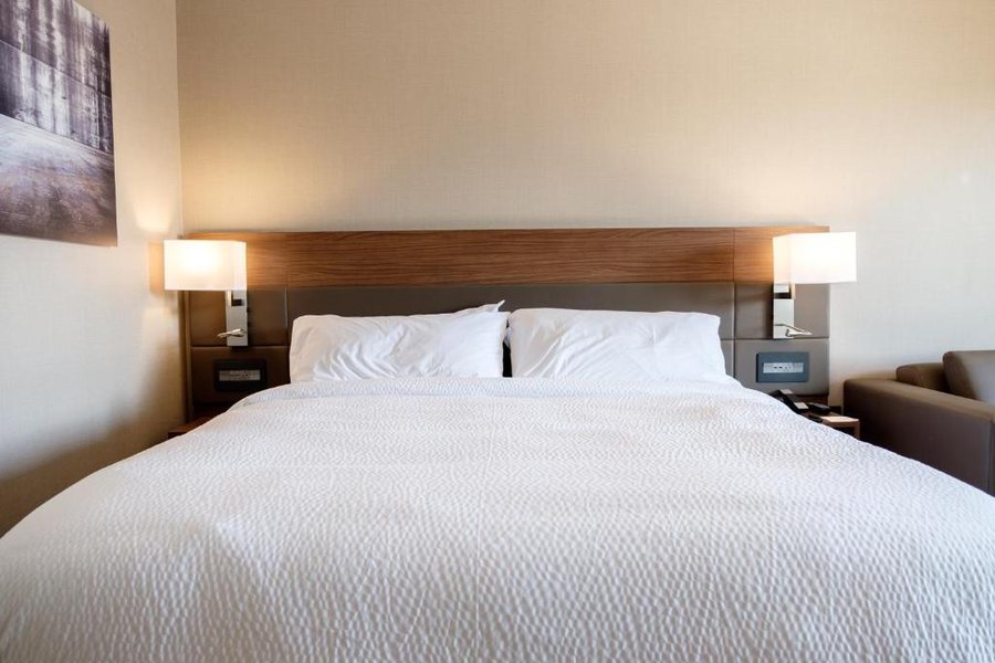 AC Hotel Cincinnati At The Banks — Guest room