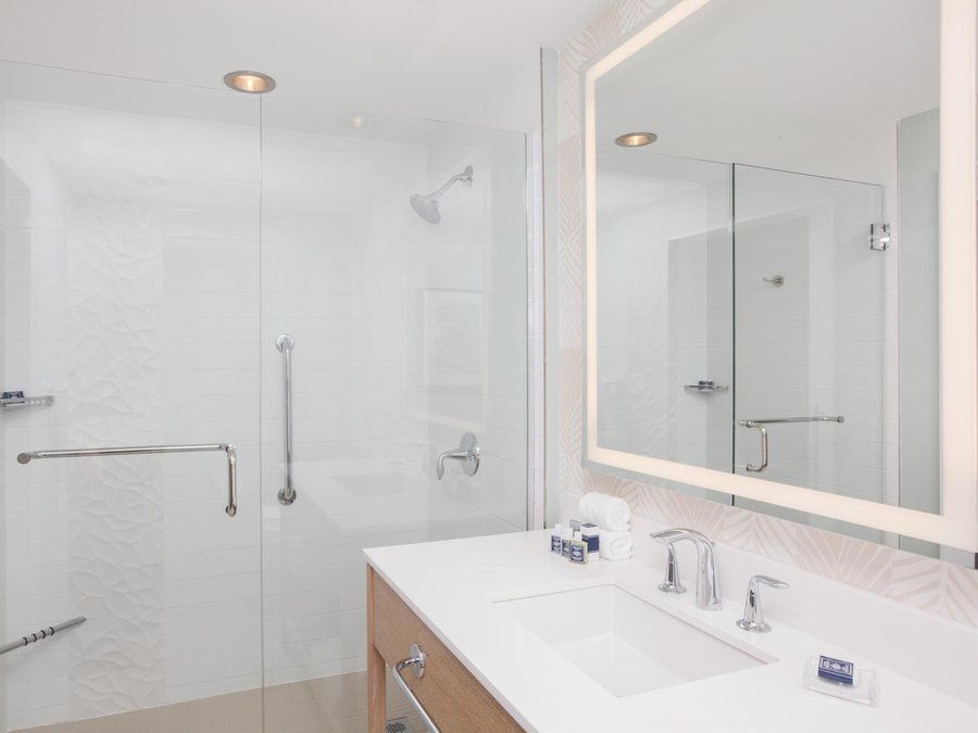 AC Hotel Clearwater Beach — Bathroom