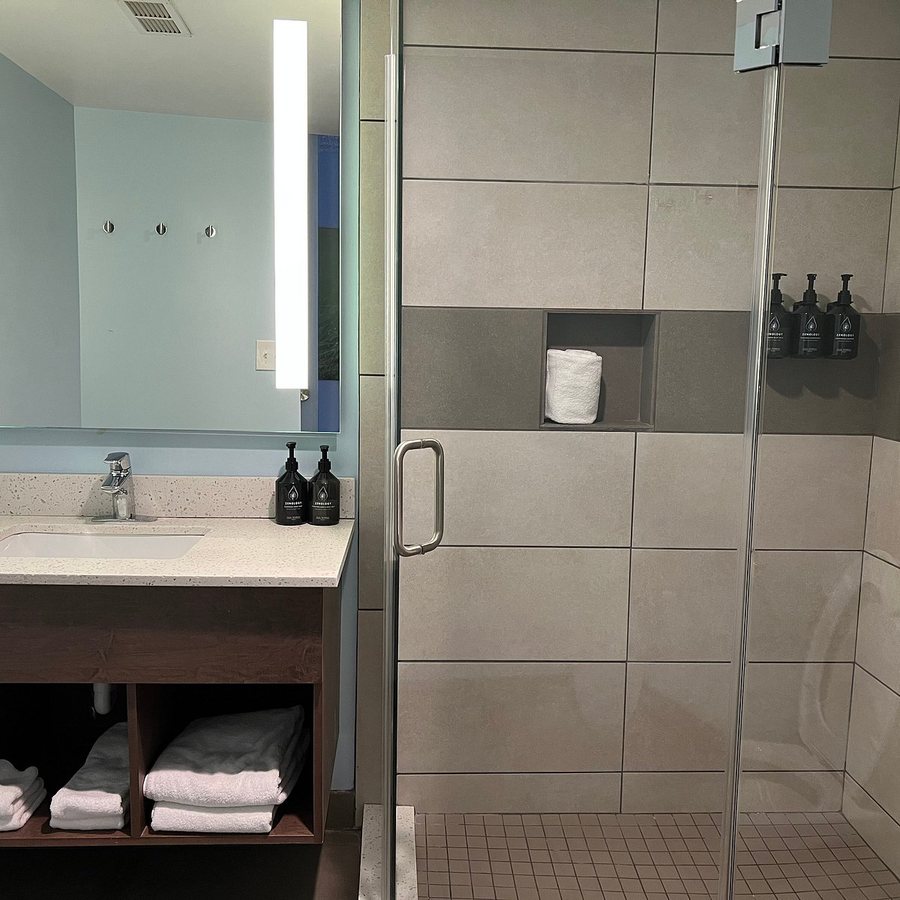 AC Hotel Cleveland Beachwood — Bathroom