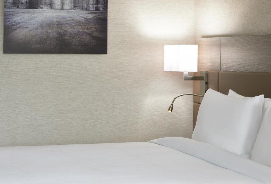 AC Hotel Cleveland Beachwood — Guest room