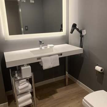 Ac Hotel Fort Worth Downtown — Bathroom