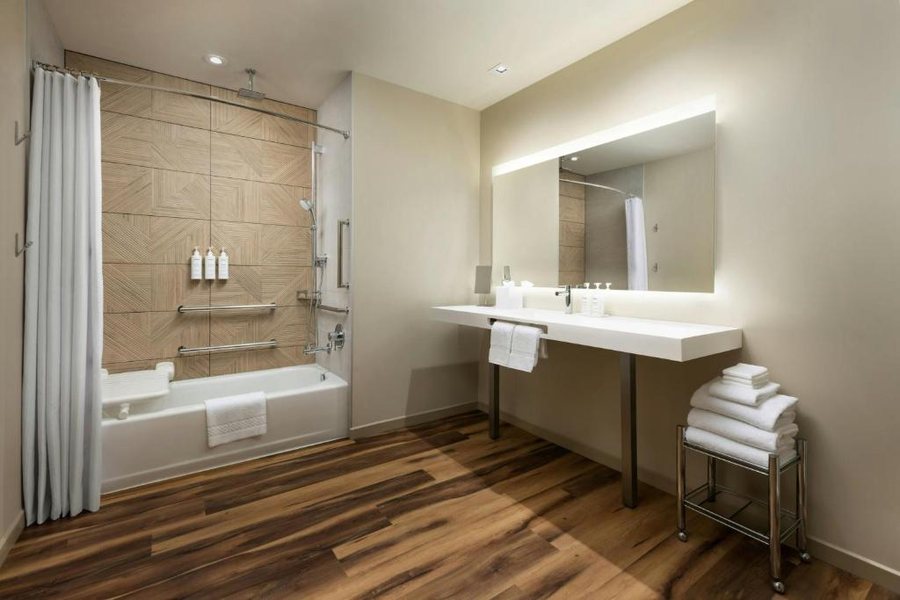 AC Hotel Honolulu — Bathroom