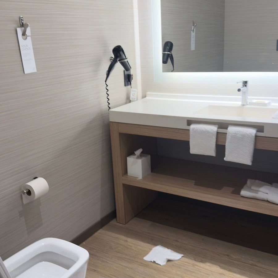 AC Hotel Houston Downtown — Bathroom