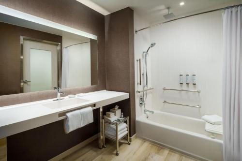 Ac Hotel Jacksonville St Johns Town Center — Bathroom
