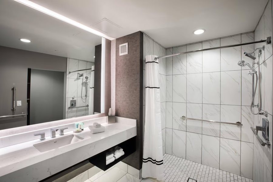 AC Hotel Kansas City Downtown — Bathroom