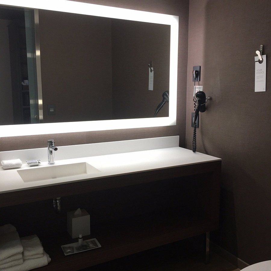 Ac Hotel Louisville Downtown — Bathroom