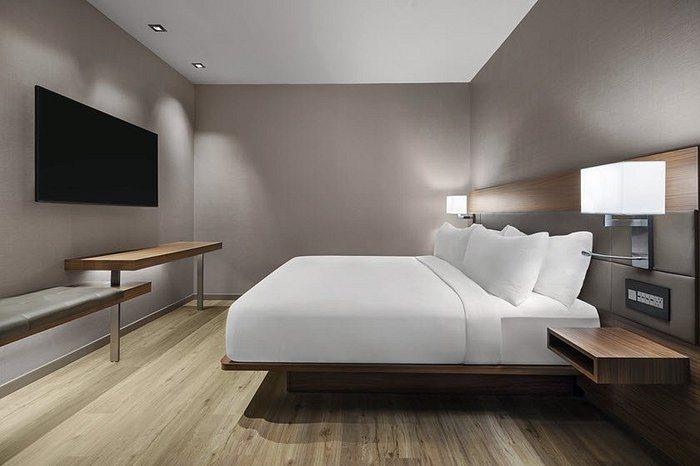 Ac Hotel Louisville Downtown — Guest room