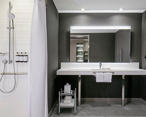 Ac Hotel Miami Brickell Miami Florida — Bathroom