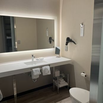 Ac Hotel Naples 5th Avenue — Bathroom