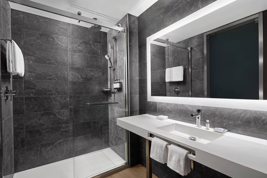 AC Hotel Oakland Downtown — Bathroom