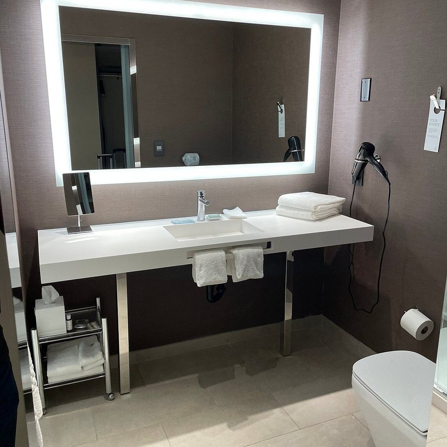 AC Hotel Portland Beaverton — Bathroom