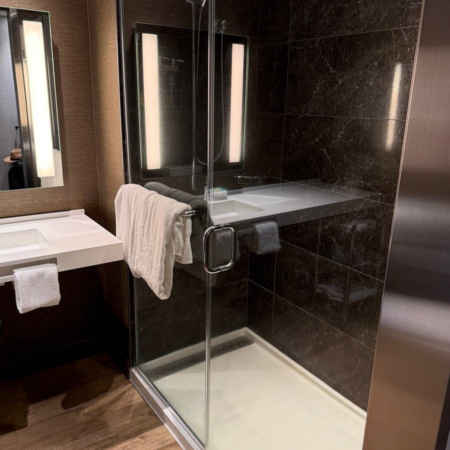 AC Hotel Portland Lake Oswego — Bathroom
