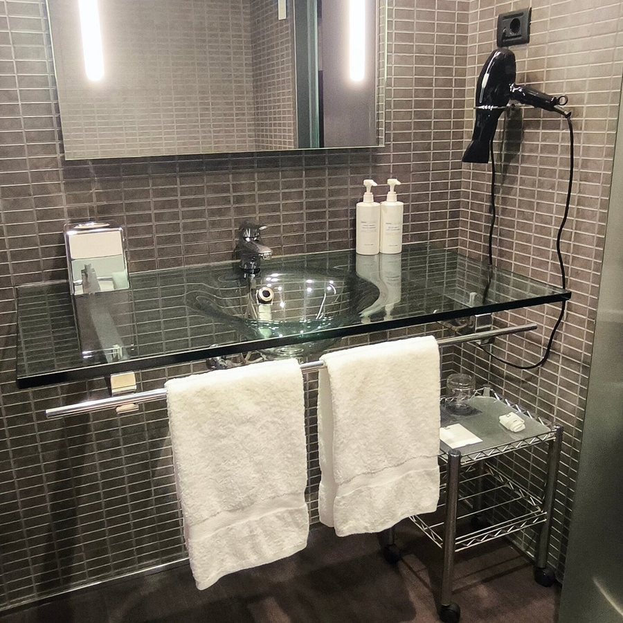 AC Hotel Porto — Bathroom