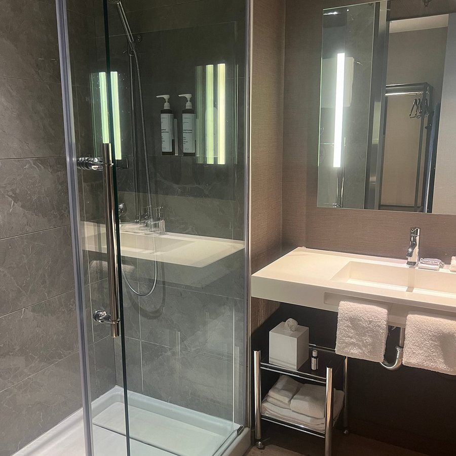 AC Hotel Raleigh North Hills — Bathroom
