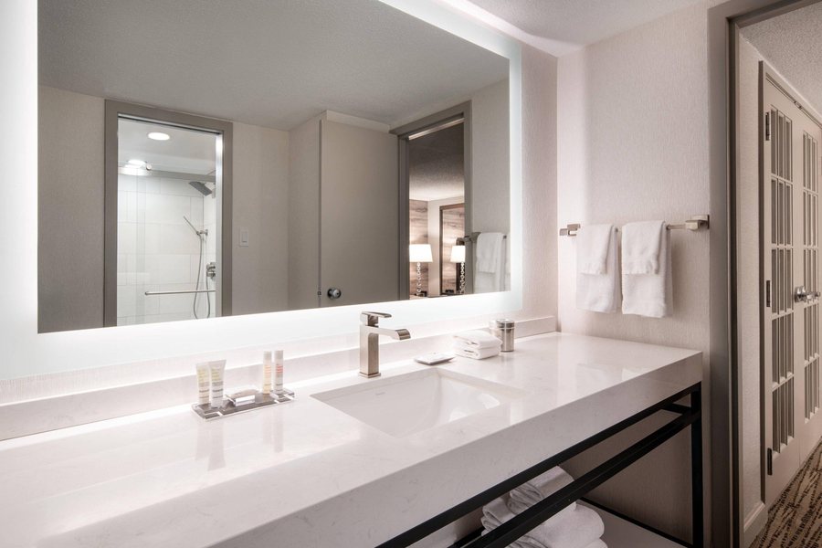 AC Hotel Salt Lake City Downtown — Bathroom