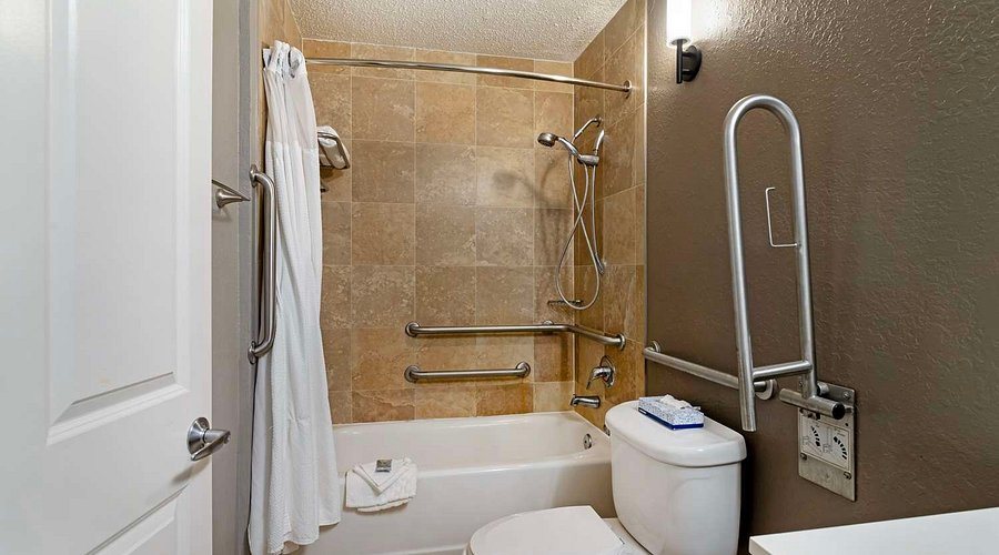 AC Hotel Savannah Historic District — Bathroom