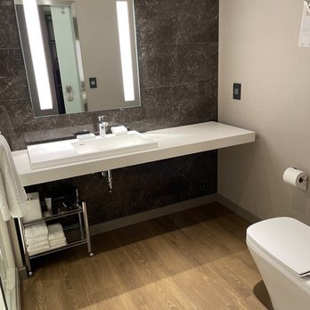 AC Hotel Seattle Downtown — Bathroom