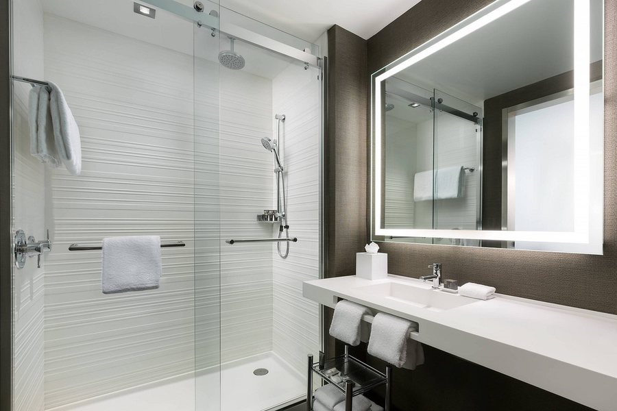 AC Hotel Vancouver Waterfront — Bathroom
