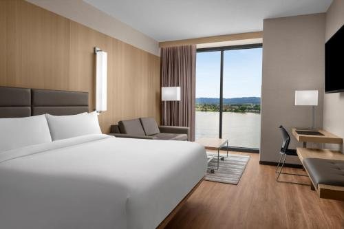 AC Hotel Vancouver Waterfront — Guest room