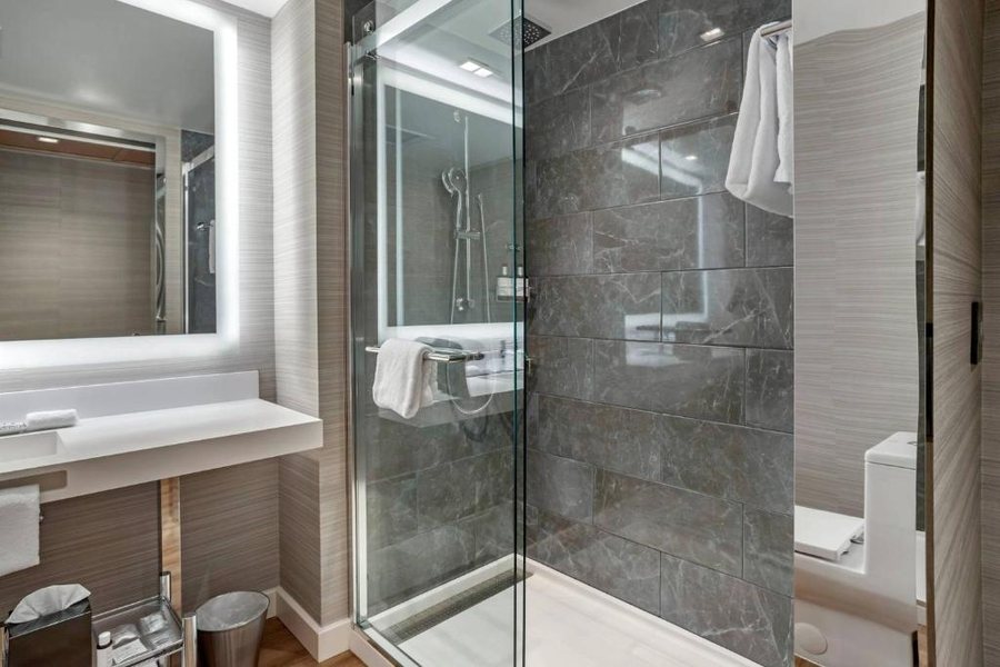 Ac Hotel Washington Dc Convention Center — Bathroom