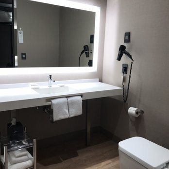 AC Hotels by Marriott Jackson Ridgeland — Bathroom
