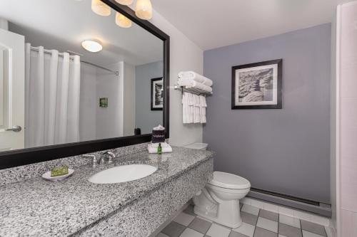 Acacia House Inn — Bathroom