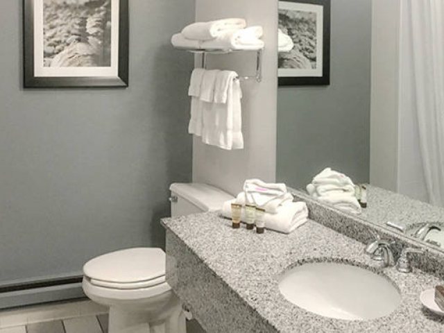 Acadia Bay Inn — Bathroom