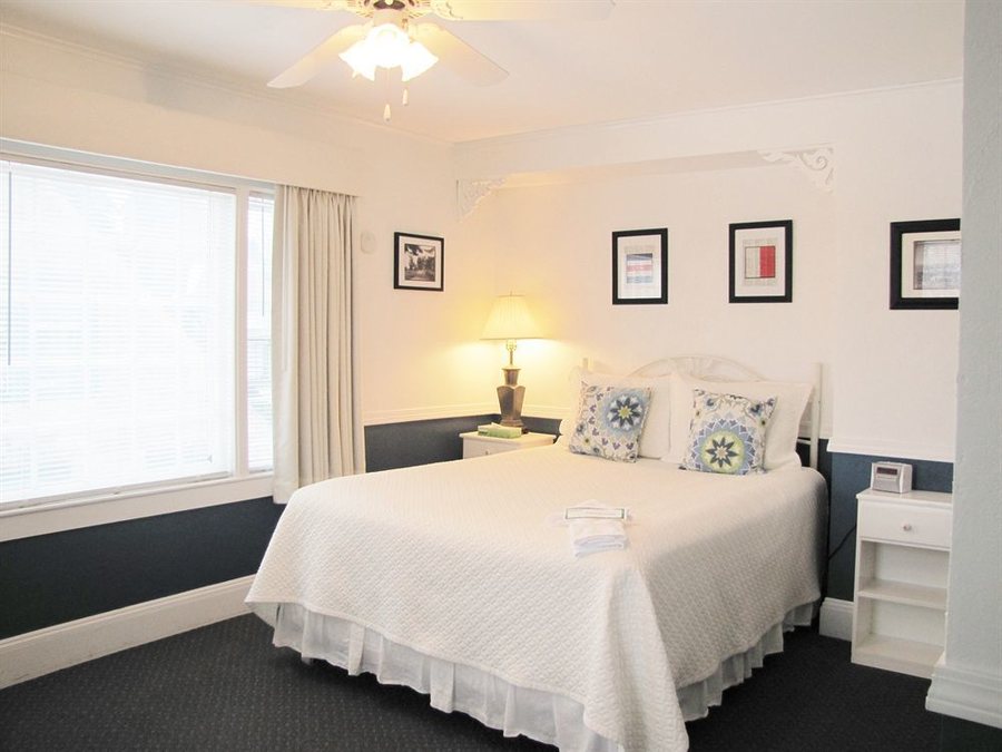 Acadia Hotel Downtown Bar Harbor Mount Desert Island Maine — Guest room