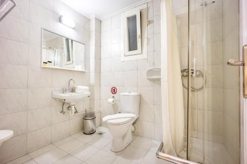 Adams Hotel — Bathroom