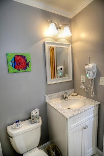 Adams Ocean Front Resort Motel and Villas — Bathroom