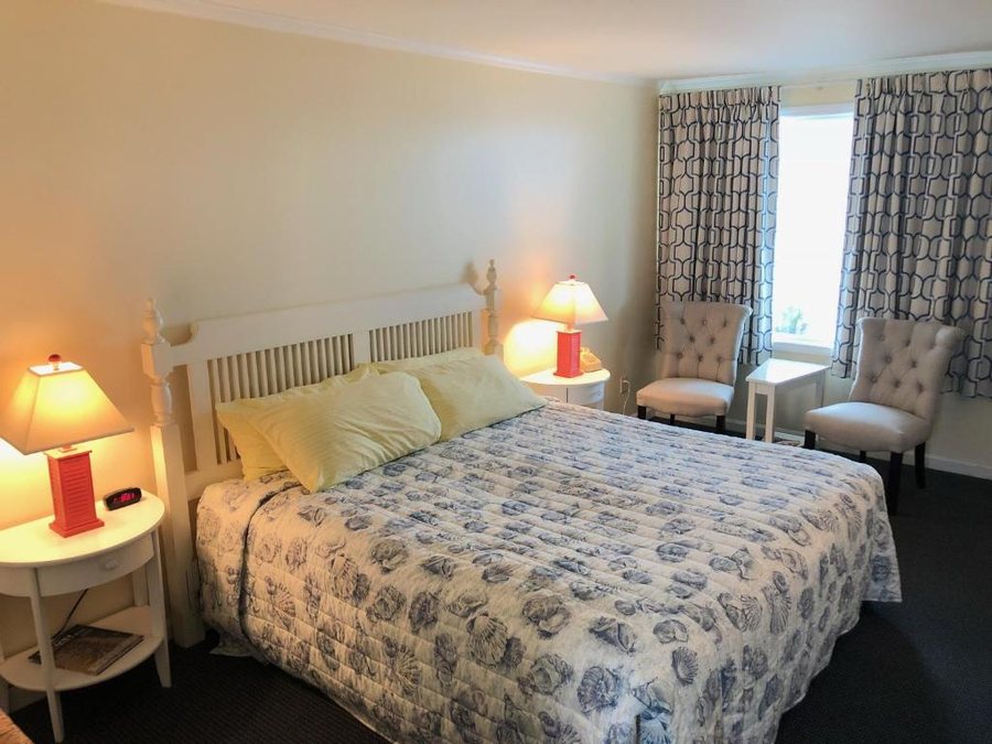 Adams Ocean Front Resort Motel and Villas — Guest room