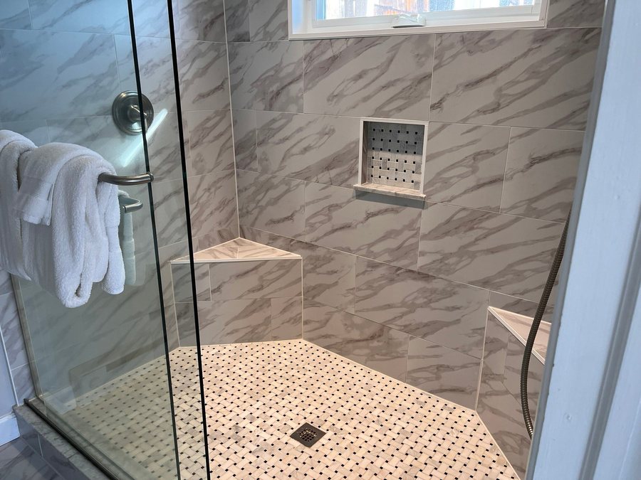 Addy Sea Historic Oceanfront Inn — Bathroom