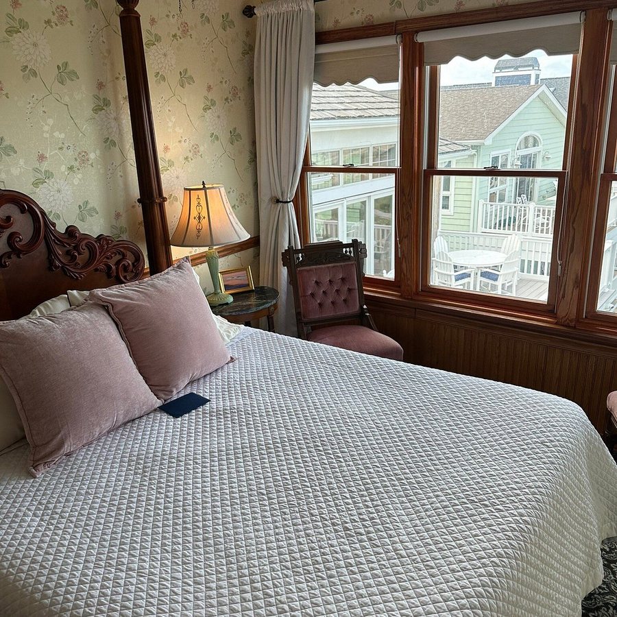 Addy Sea Historic Oceanfront Inn — Guest room
