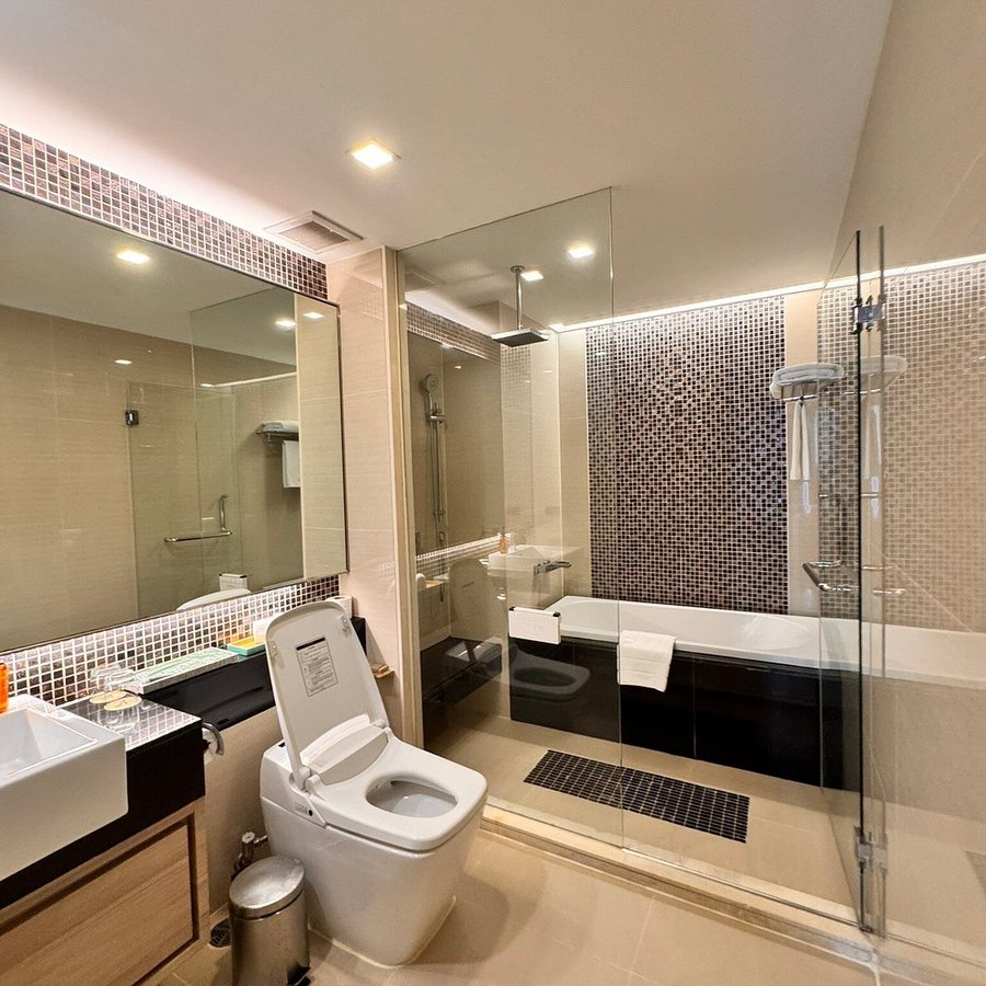 Adelphi Suites Bangkok — Bathroom