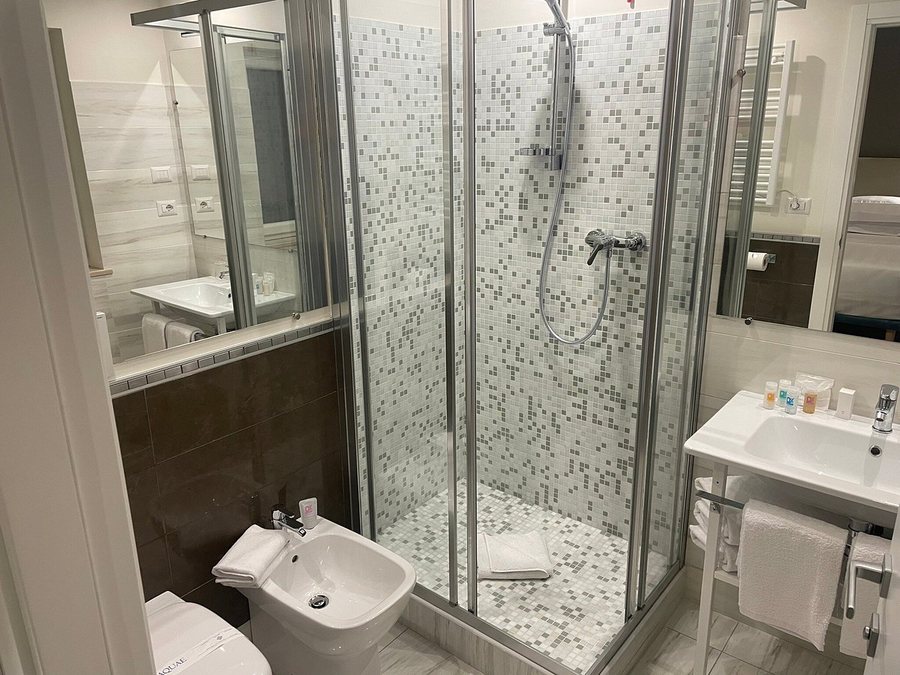 Adesso Hotel — Bathroom