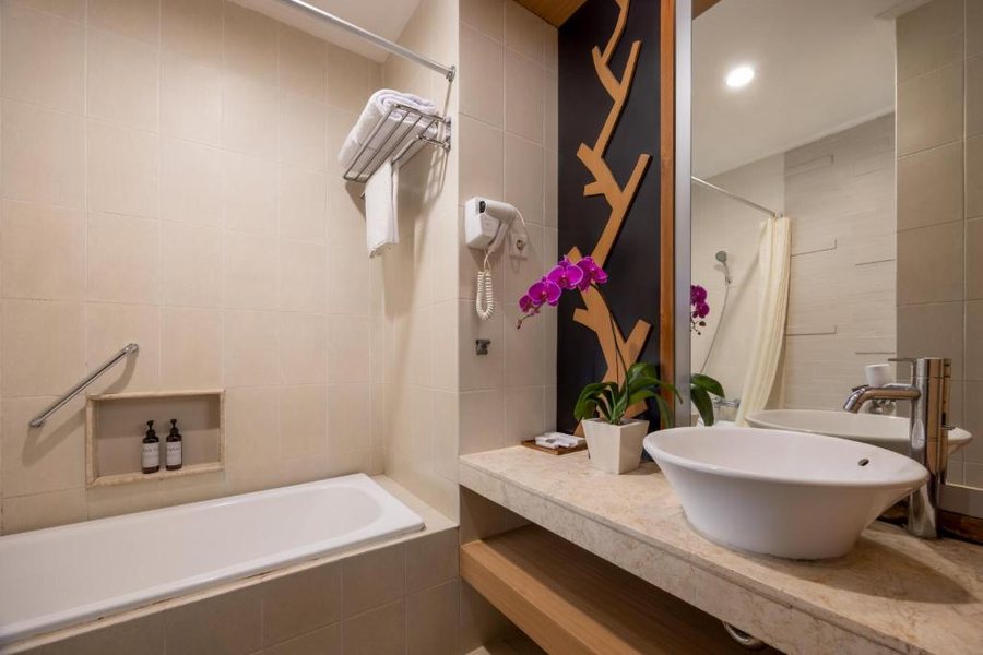 Adhi Jaya Hotel — Bathroom
