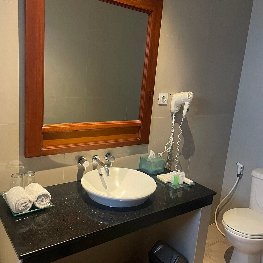 Adi Dharma Hotel Kuta — Bathroom