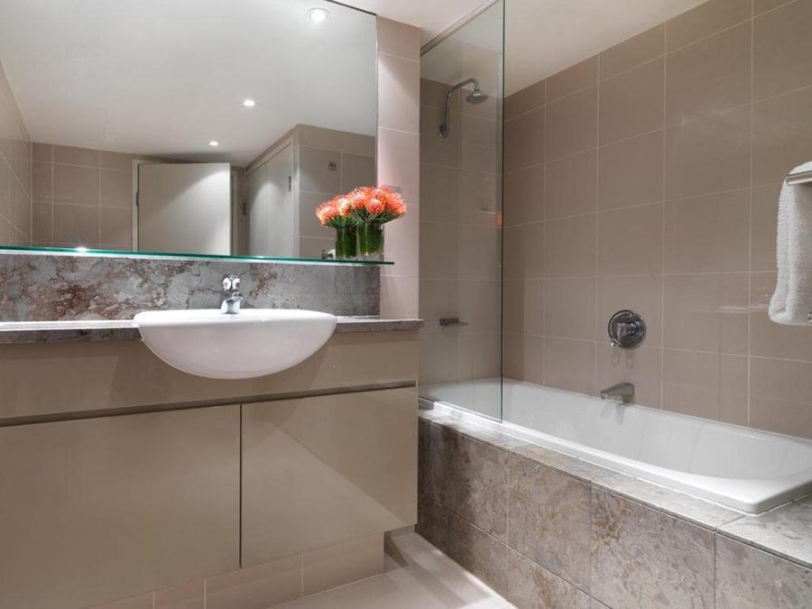 Adina Apartment Hotel Sydney Darling Harbour — Bathroom