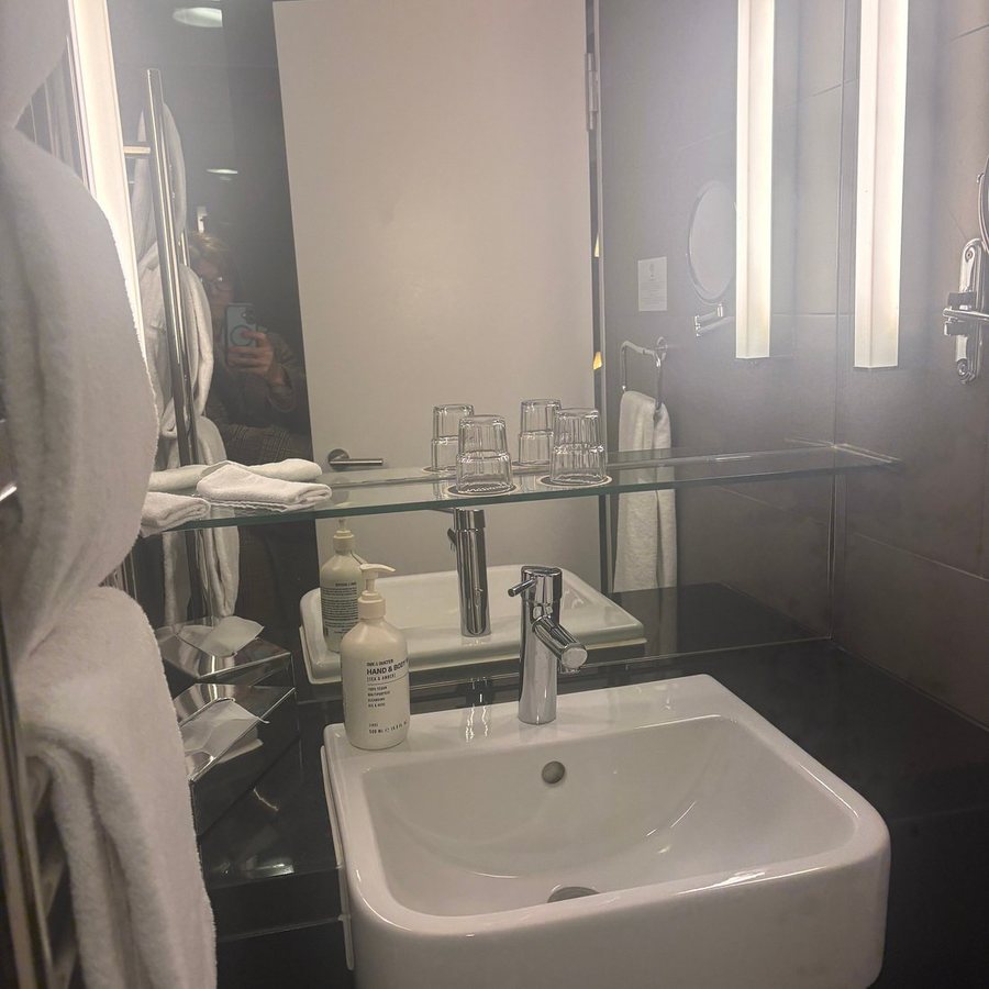 Adina Berlin Hackescher Markt — Bathroom