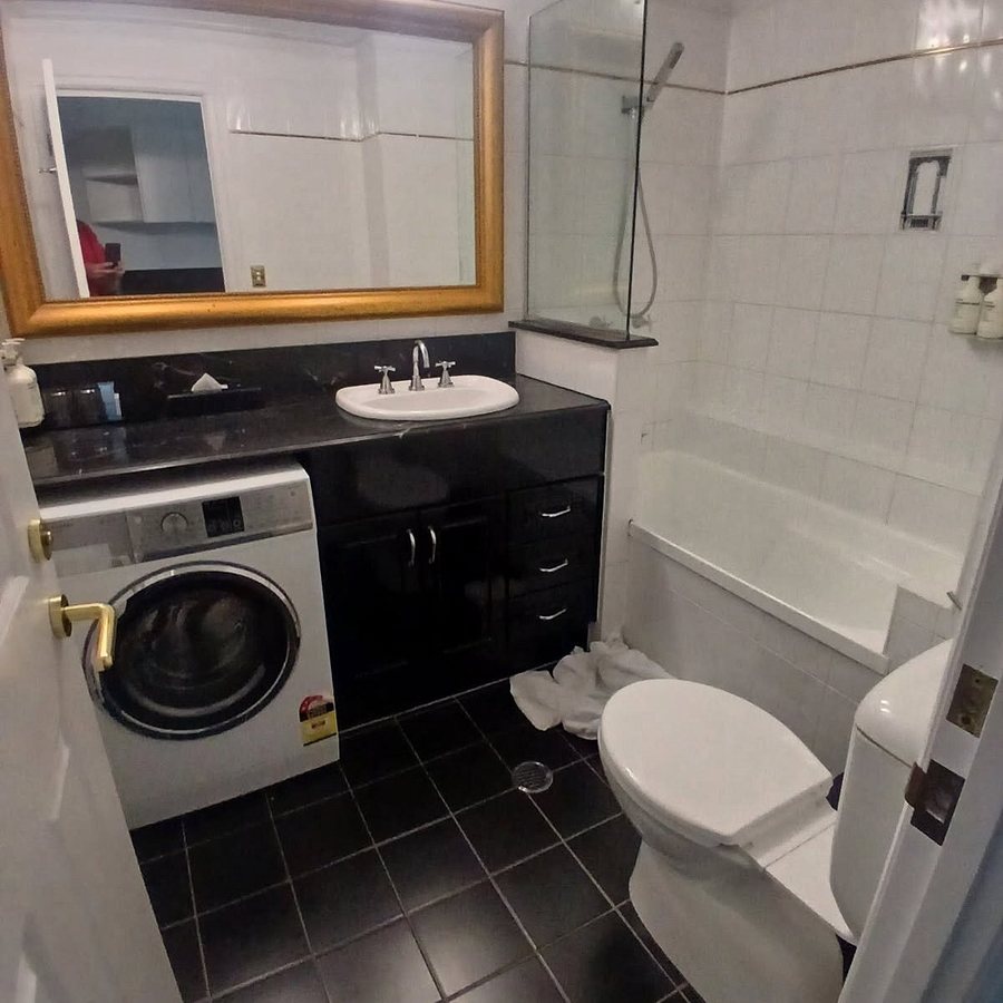 Adina Brisbane Anzac Square — Bathroom