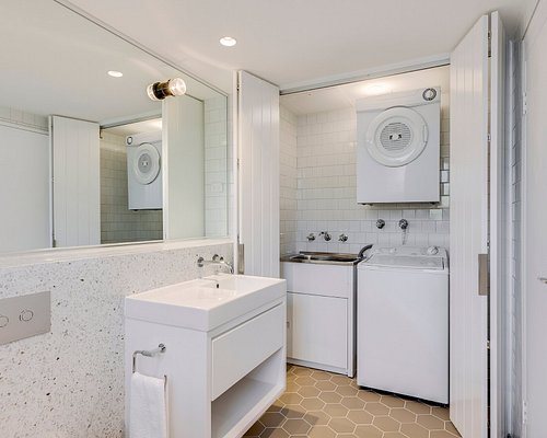 Adina Chippendale Sydney — Bathroom
