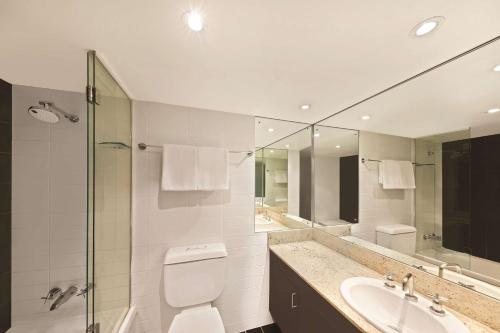 Adina Sydney Town Hall — Bathroom