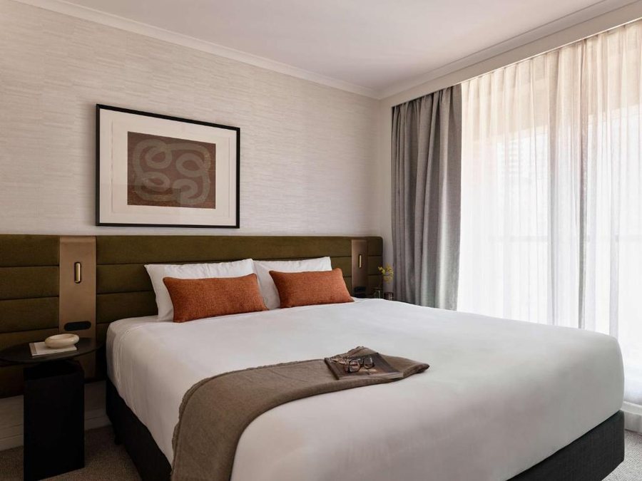 Adina Sydney Town Hall — Guest room