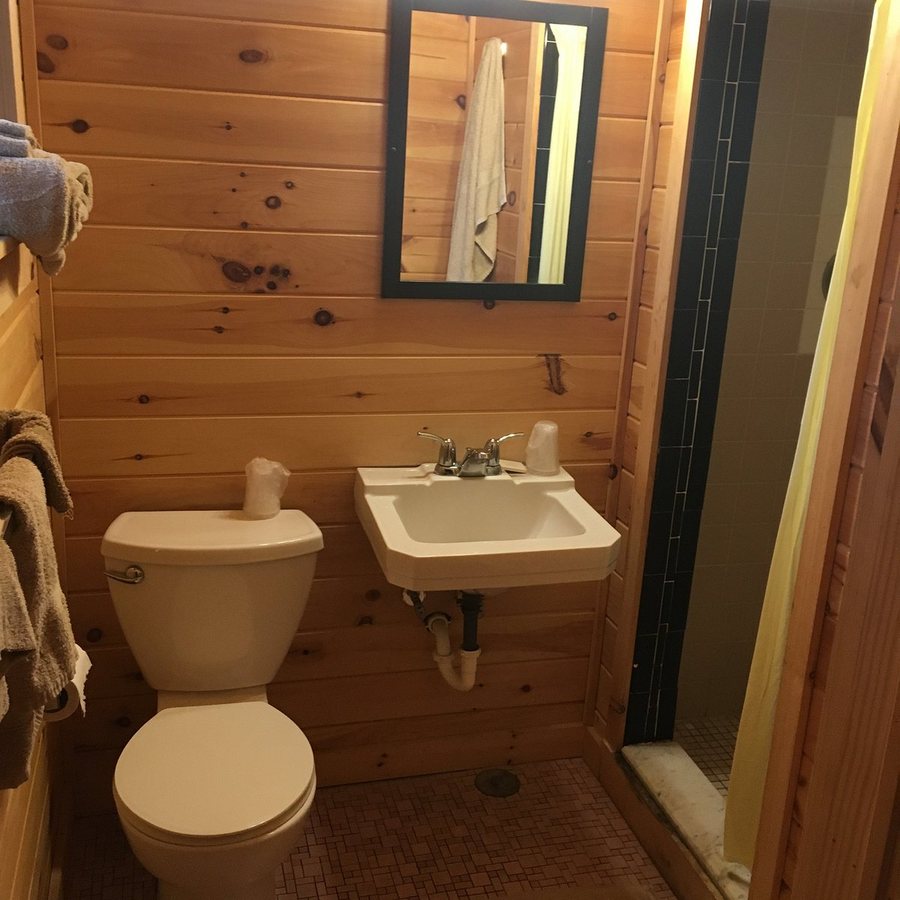 Adirondack Diamond Point Lodge — Bathroom