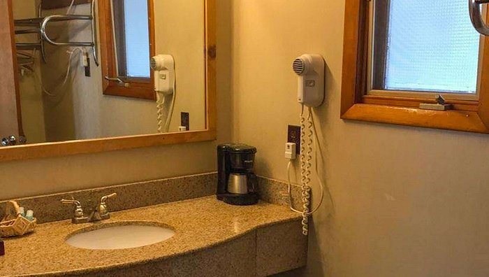 Adirondack Lodge Old Forge — Bathroom
