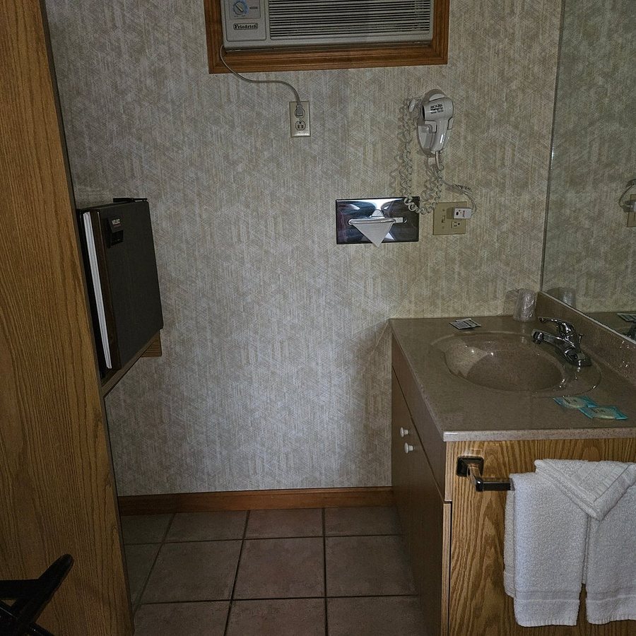 Adirondack Retreat Inn Suites — Bathroom