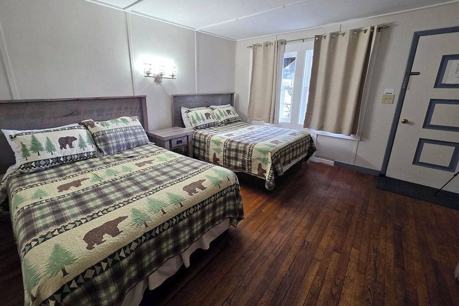 Adirondack Retreat Inn Suites — Guest room