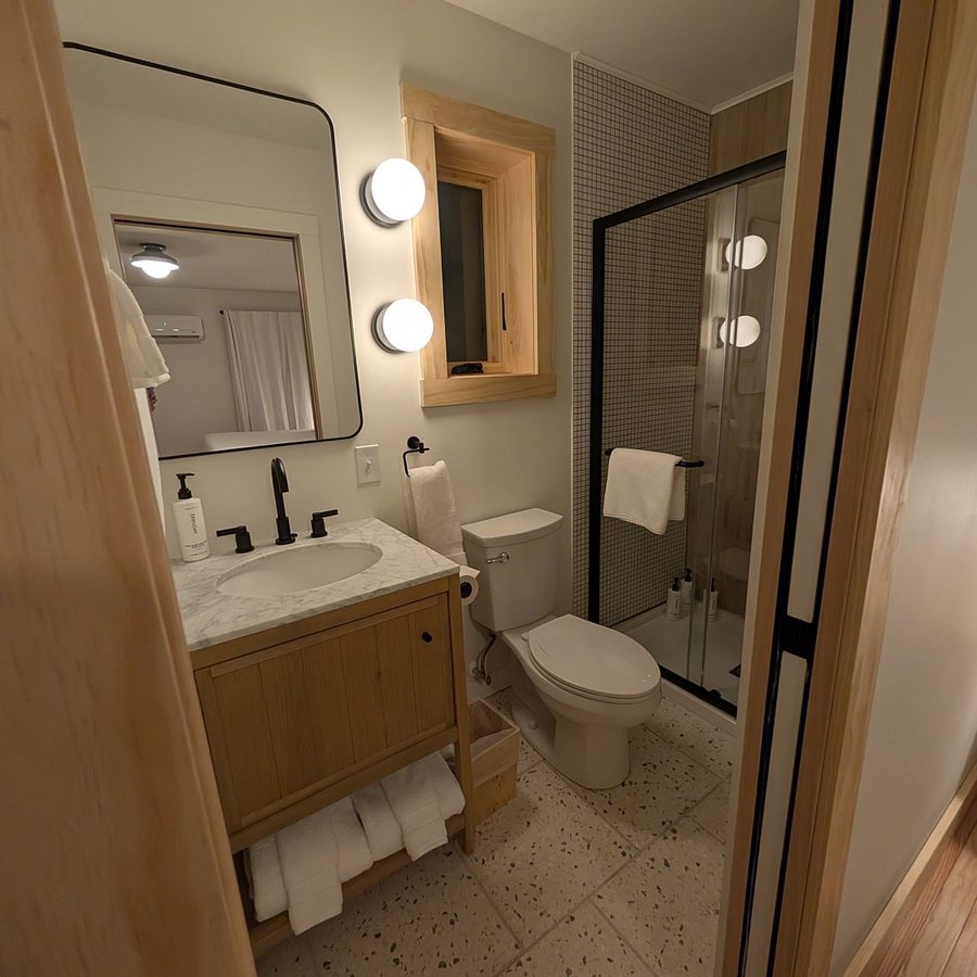 Adirondack Spruce Lodge — Bathroom